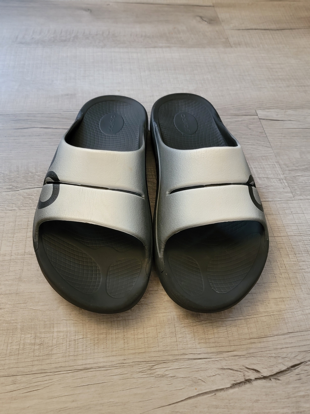 OOFOS Men's Black and Silver Slide Sandals SZ M12 W14